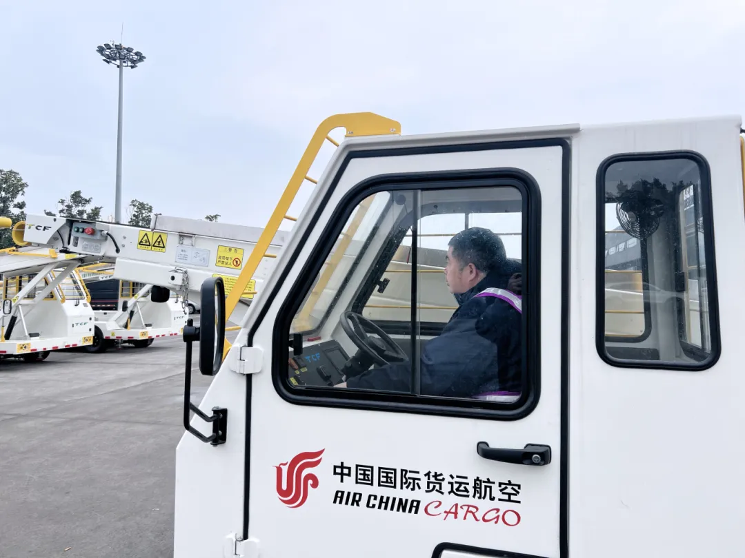 重庆江北机场又上新啦！TCF皮带车批量交付国货航！