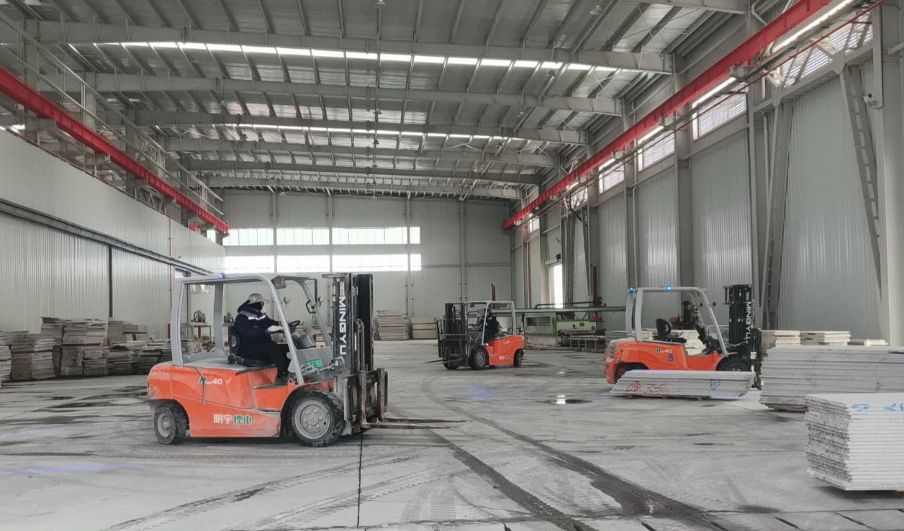 当千年石材邂逅明宇新能源叉车