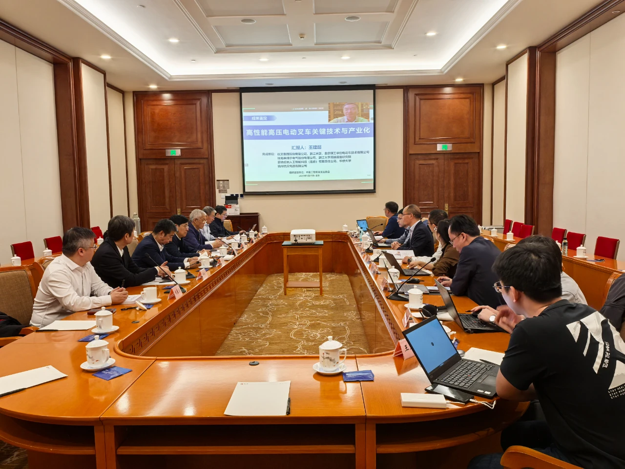 杭叉集团高压锂电叉车科技成果圆满通过鉴定
