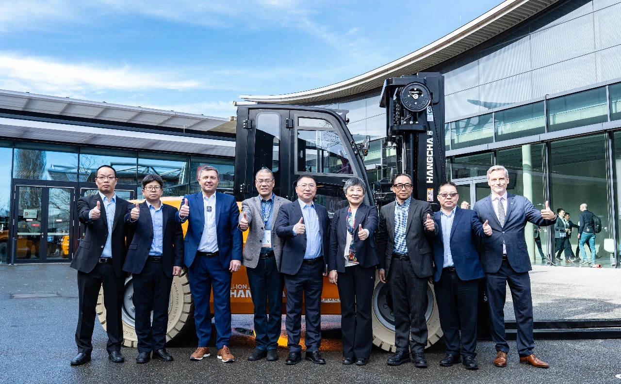 杭叉智能亮相LogiMAT 2025：技术领航全球智慧物流