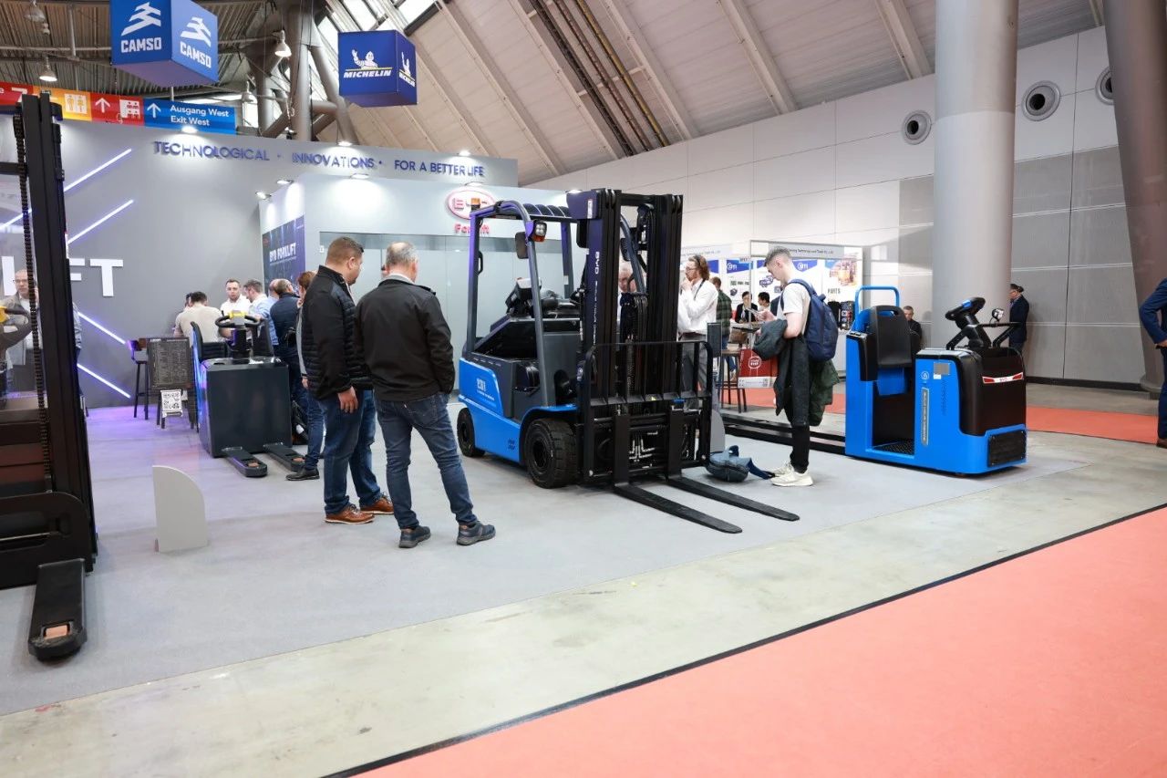 比亚迪叉车参展LogiMAT 2025，为全球内部物流编织一抹“蓝色浪漫”