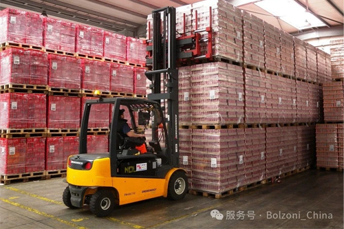 创新的博索尼（BOLZONI）多托盘叉，彻底改变您的饮料物流操作