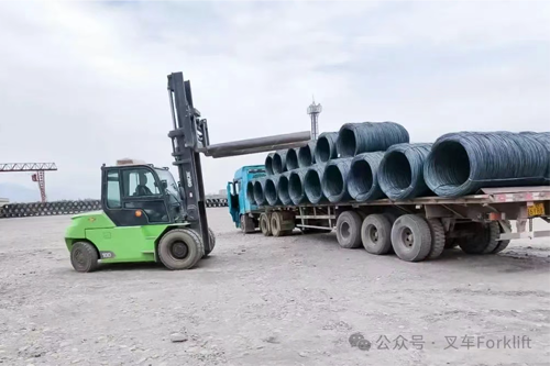 高续航全工况硬核输出，徐工孔雀叉车驻守西北钢材厂
