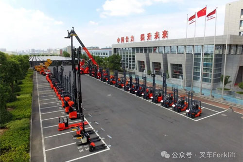 合力AGV线控车体走进千企万厂！