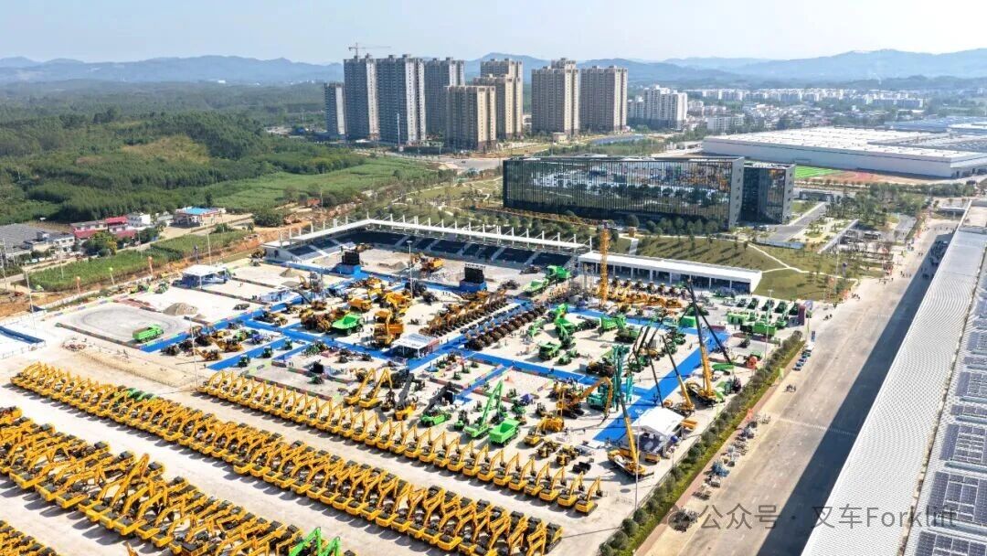 智启新篇 共鉴未来 | 2025柳工全球经销商年会暨11·26全球客户节盛大启幕