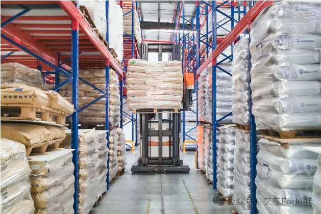 从地堆到8米货架：卓一窄巷道方案助新材料行业旧仓提升70%库容