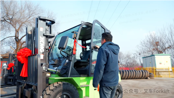 硬核适配钢厂工况！徐工新能源叉车批量交付山东某钢铁集团，赋能智慧物流升级