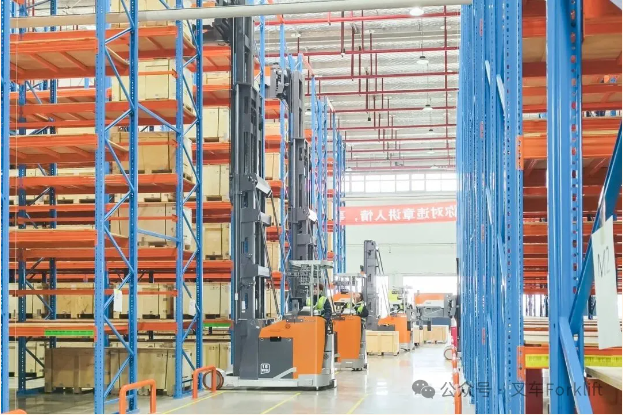 “窄”道超车：1.85m巷道，四台座驾人下型三向叉车，卓一助动力电池企业实现库容翻倍式增长！