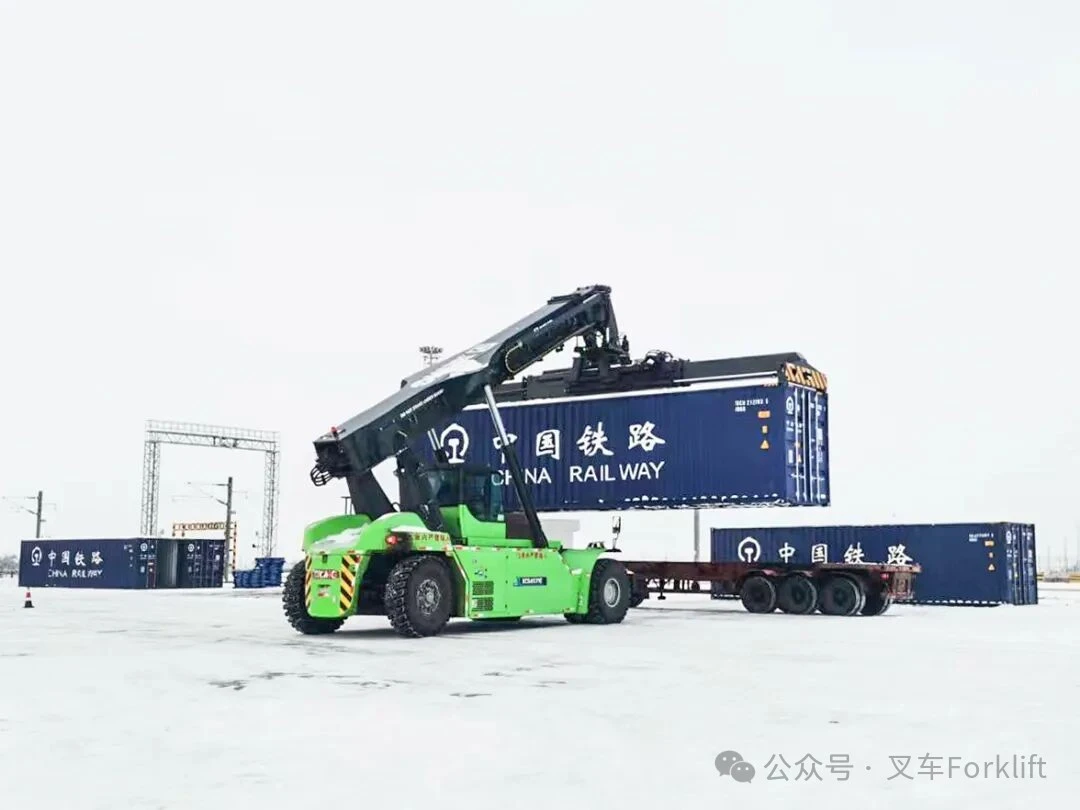 纵横西北，驭“电”前行！徐工正面吊的绿色征途