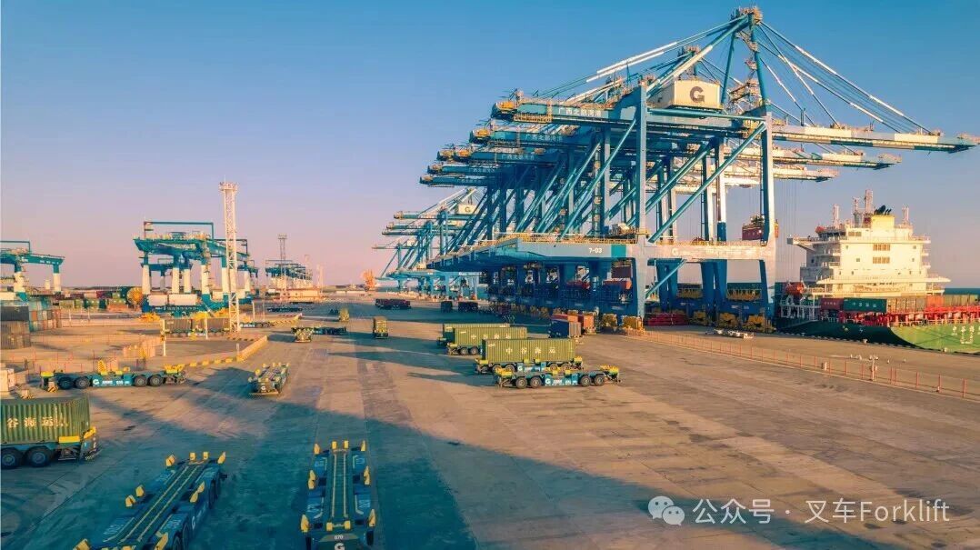 从0到700台！ZPMC无人集装箱水平运输车奔跑在全球港口！