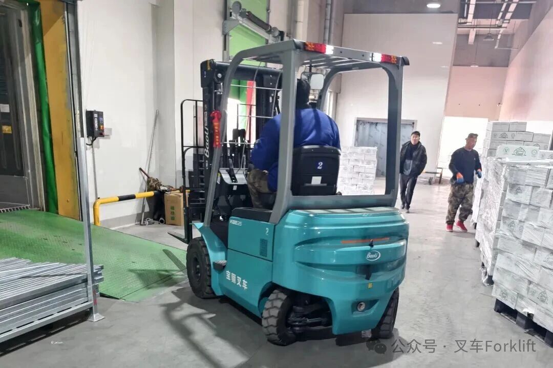 火爆交车|-20℃冷库稳赢！宝骊KBE-01电动叉车批量交付丹东冷链企业