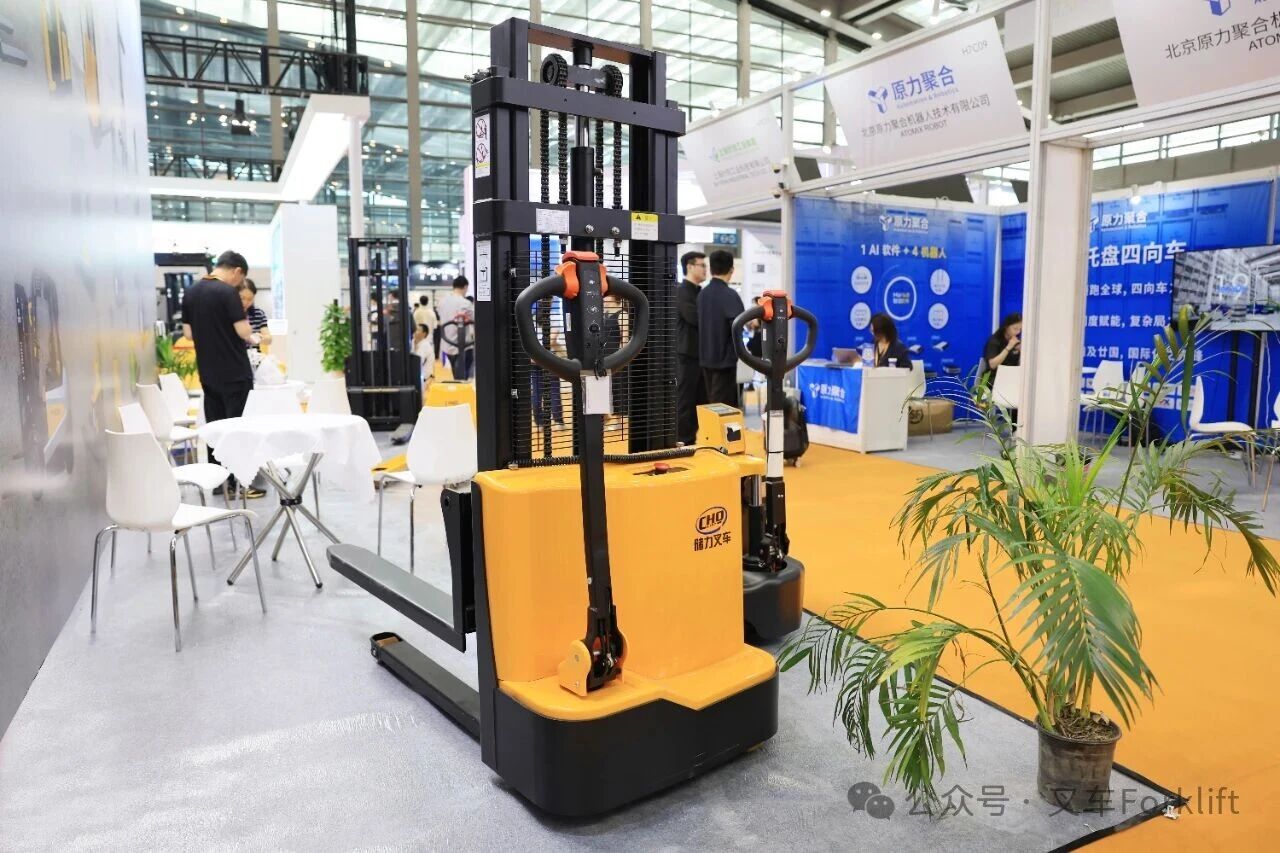 储力叉车携明星产品QBM20电动托盘搬运车亮相LogiMAT China 2026
