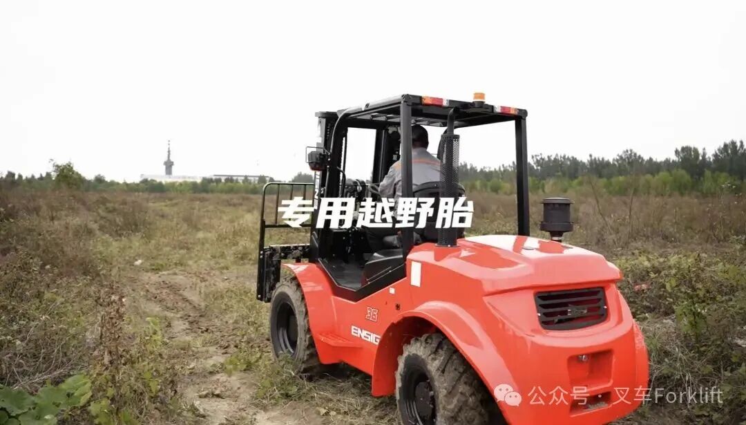 【产品推荐】还在泥地里“趴窝”？这台英轩S系列越野叉车，专治各种崎岖路！
