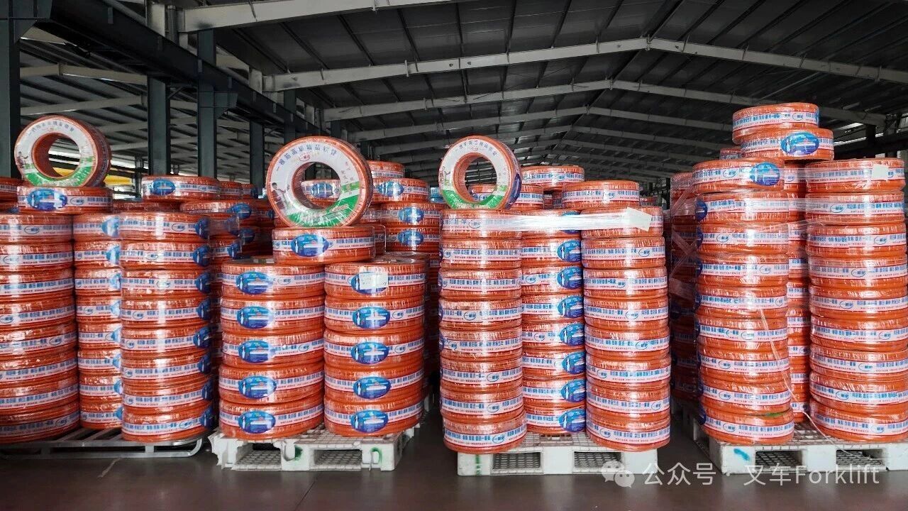 绿色物流赋能企业高效生产 | 英轩叉车助力塑料制品行业提质增效